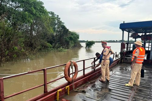 Cảnh sát giao thông đường thủy hỗ trợ người dân phòng chống bão số 3