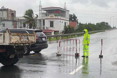 Mở barrie, rút nhân viên các trạm thu phí BOT trong bão số 3