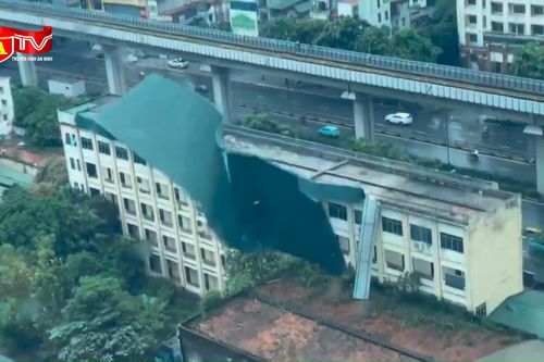 Khoảnh khắc gió mạnh 'giật'' tung mái tôn tòa nhà ở quận Thanh Xuân