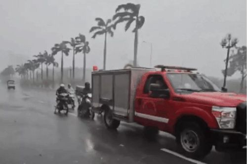 Hình ảnh đẹp xe cứu hỏa của Công an Hà Nội che chắn cho người dân vượt qua gió bão