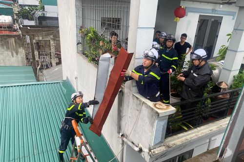 Cán bộ chiến sỹ Công an quận Ba Đình dầm mưa, hỗ trợ người dân ứng phó với cơn bão Yagi