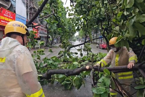 Ứng phó bão số 3, CSGT Hà Nội căng mình làm nhiệm vụ