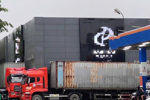 Hà Nội: Người dân dùng xe container chặn cửa ngăn gió chống bão số 3