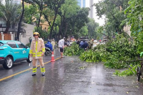 Công an Hà Nội ứng trực 100% quân số, hỗ trợ người dân trong bão số 3