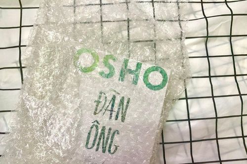 Túi nhựa chất đống sau mỗi lần mua sách online