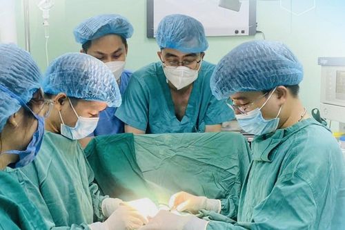 Gia đình Lào mang con sang Việt Nam chữa bệnh hiếm