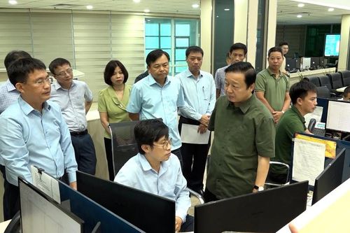 Phó Thủ tướng Trần Hồng Hà kiểm tra tình hình diễn biến và công tác dự báo, ứng trực phòng chống bão số 3