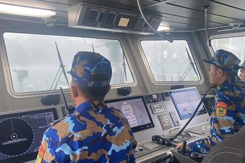 Chiến sỹ biên phòng, hải quân trực tiếp trên biển cùng ngư dân chống bão