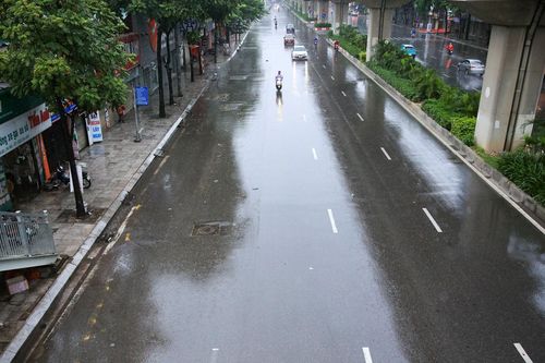 Phố phường Thủ đô yên ắng trước giờ siêu bão Yagi đổ bộ