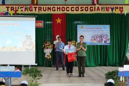 Chương trình tuyên truyền 'Pháp luật học đường' và tặng quà cho học sinh