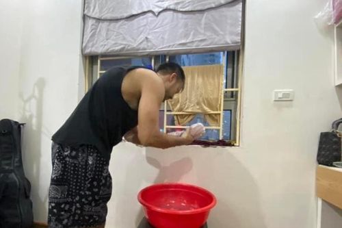 Người dân chung cư ở Hà Nội vật lộn chống mưa bão