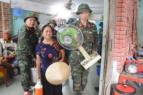 Bộ đội, dân quân giúp đỡ nhân dân di dời tránh bão