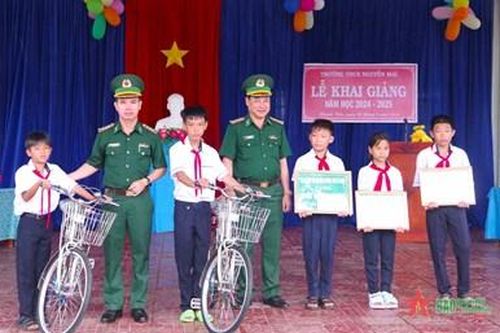 Biên phòng Cà Mau nâng bước cho học sinh khó khăn đến trường