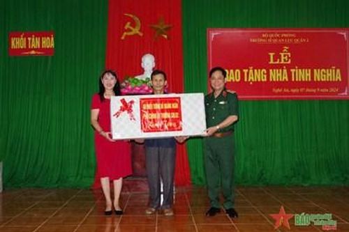 Trường Sĩ quan Lục quân 2 trao tiền hỗ trợ xây nhà tình nghĩa