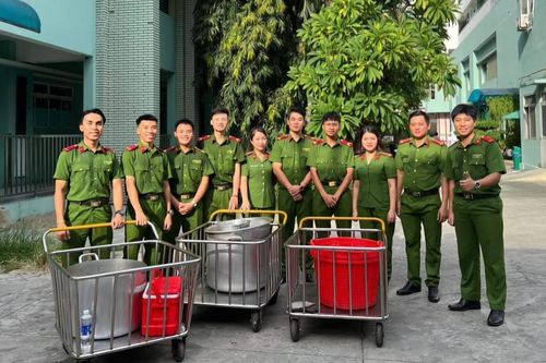 Ấm lòng 'Bữa cơm nhân ái' dành cho các bệnh nhân