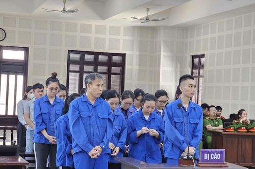 Tổ chức cho người khác xuất cảnh trái phép, 18 bị cáo lĩnh án