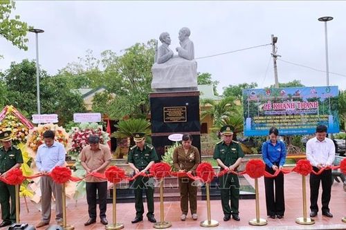 Khánh thành tượng đài Bác Hồ với chiến sĩ Biên phòng