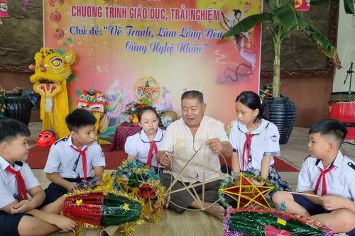 Nghệ nhân 80 tuổi giữ nghề làm đèn ông sao
