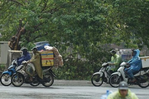 Mưa kèm gió lớn xuất hiện tại Hà Nội