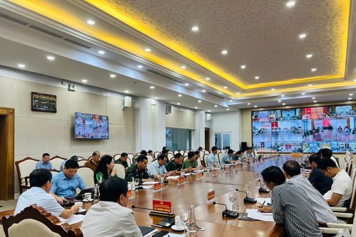 Bộ trưởng Lê Minh Hoan thị sát tình hình bão tại tỉnh Quảng Ninh