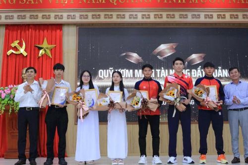 Quỹ ươm mầm tài năng đất Quảng - Báo Quảng Nam trao thưởng cho 20 gương mặt trẻ xuất sắc tiêu biểu