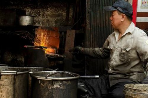 Người lưu giữ 'bông hoa lửa' trên phố Lò Rèn