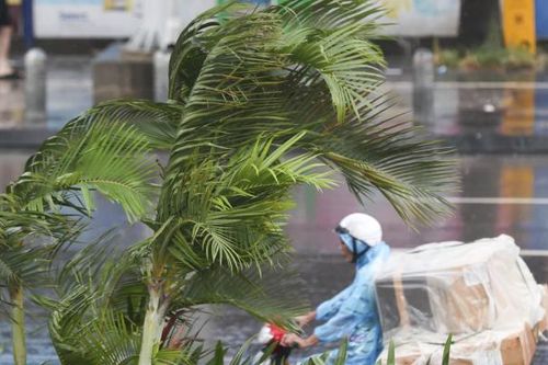 Hà Nội: Đường phố vắng lặng, cửa hàng đóng cửa 'nín thở' chờ bão Yagi đổ bộ