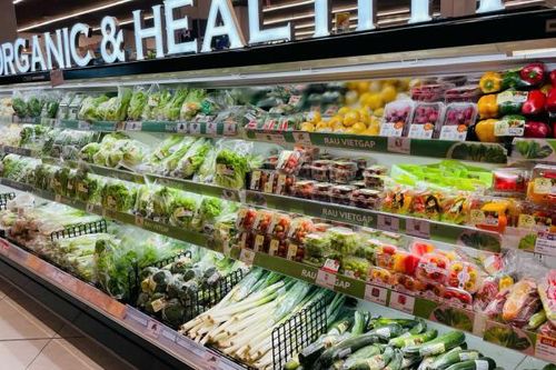 Ngày mưa bão, hàng hóa thiết yếu đầy ắp trên các quầy kệ