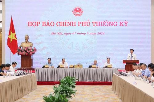 Hà Nội có gió, mưa, cây đổ nhiều nhưng chưa phải lúc bão mạnh nhất, chỉ tương đối an toàn vào trưa ngày 8/9