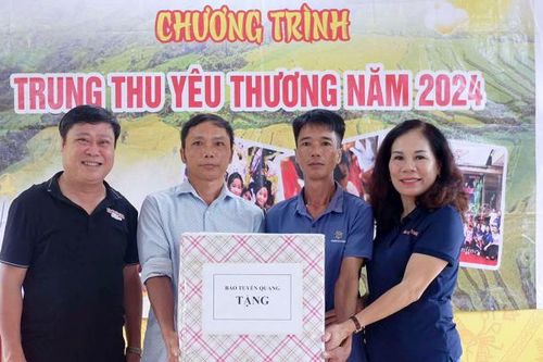 Báo Tuyên Quang tặng quà và trao học bổng trẻ em có hoàn cảnh khó khăn