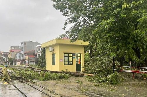 Đường sắt tiếp tục dừng chạy một số đoàn tàu khách vì bão số 3