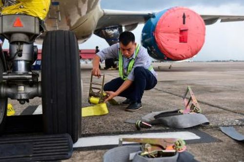 Đưa máy bay về khu vực chằng néo chống trú bão số 3 tại Sân bay Nội Bài