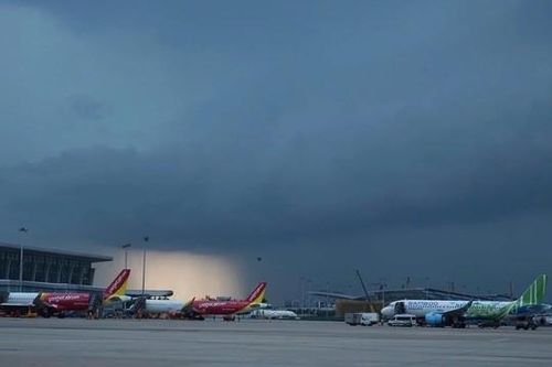 Sân bay đóng cửa, hàng trăm chuyến bị hủy và lùi lịch bay do bão
