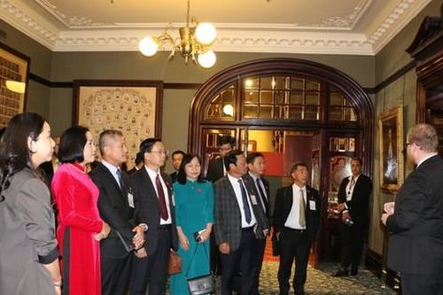 Phó Chủ tịch Quốc hội đề nghị Australia cấp thêm học bổng cho cán bộ công chức