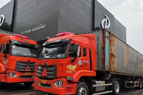 Người Hà Nội dùng bao cát gia cố nhà cửa, chi tiền thuê xe container ngăn gió, chống bão Yagi