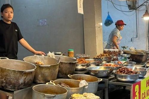 Chợ nhà giàu phố cổ ế khách, bất ngờ giá thực phẩm trong siêu bão