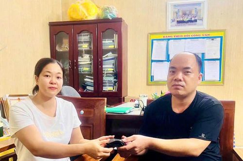 Cô giáo đi trực chống bão, nhặt được của rơi trả người đánh mất