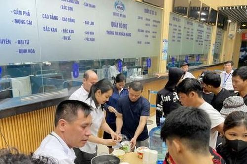 Nhân viên bến xe nấu mì phục vụ khách khi xe liên tỉnh dừng chạy vì bão