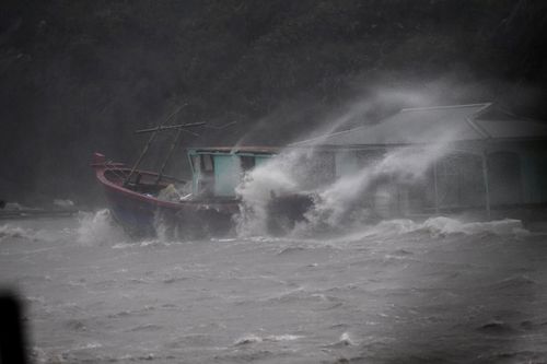 Bão số 3 khiến 13 người mất tích trên biển