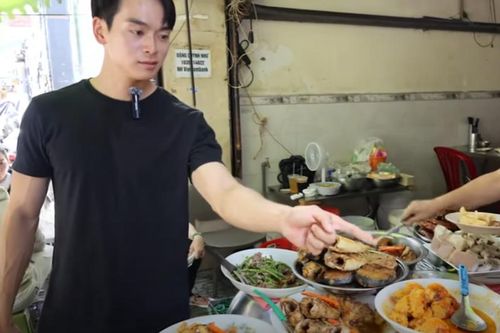 Khách Hàn thử cơm vỉa hè giá 'nhà giàu' ở TPHCM, cuối bữa nói một câu