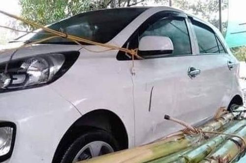 Muôn kiểu chống bão cho xế cưng: Kê gạch, buộc chăn, dán xốp lên xe