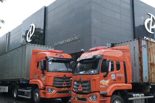 Các showroom ô tô chống siêu bão Yagi bằng xe container