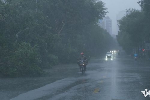 Bão số 3 Yagi: Hà Nội mưa lớn gió giật đến đêm, cảnh báo ngập lụt ở nội thành