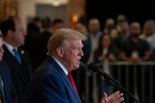 Ông Trump cam kết giảm bớt các lệnh trừng phạt kinh tế nếu thắng cử