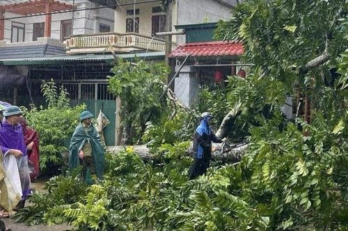 Gió lốc quần thảo nhiều tỉnh Tây Bắc, hàng trăm hộ dân gấp rút di dời