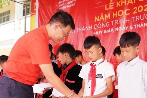 ROX Group trao học bổng cho 96 học sinh có hoàn cảnh khó khăn ở Cao Bằng