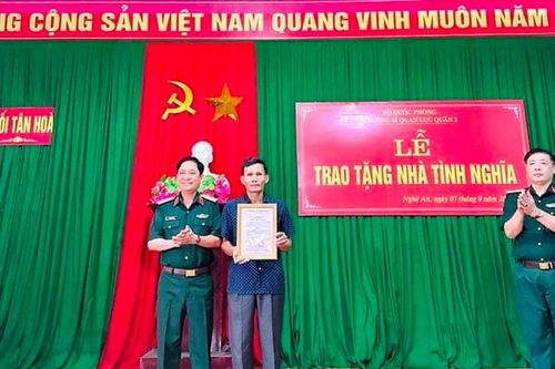 Trao 160 triệu đồng hỗ trợ xây dựng 2 nhà tình nghĩa tại Nghĩa Đàn