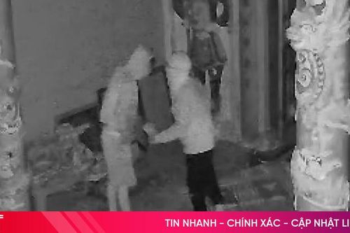 Camera ghi lại 2 đối tượng trộm hòm công đức trong đêm