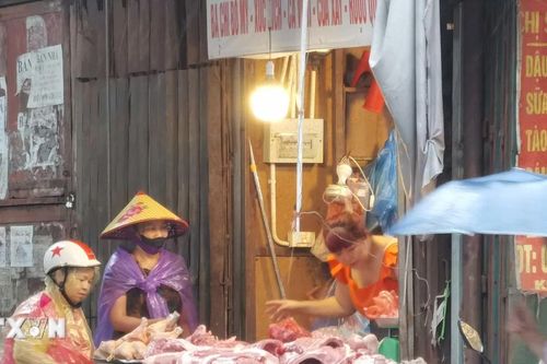 Hà Nội đường phố thưa vắng, người dân tranh thủ đi chợ sớm