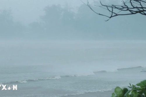 Biển Đồ Sơn mưa rất lớn, gió tăng lên cấp 15-16